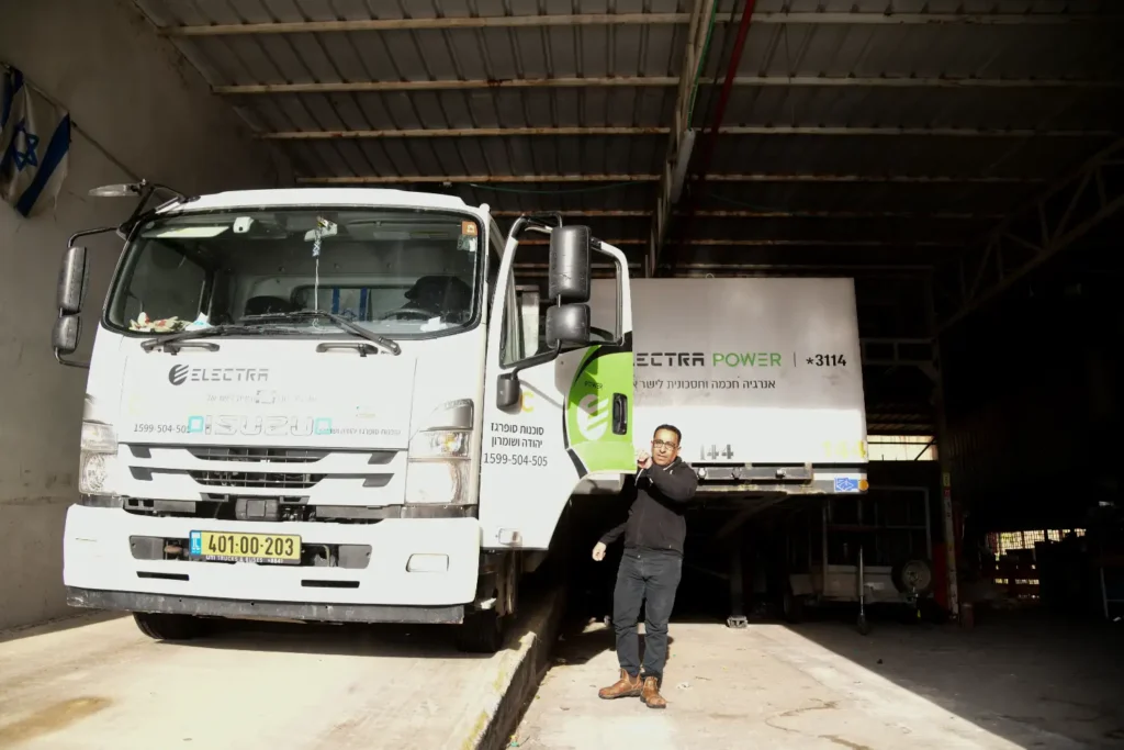 עובד ליד משאית סופרגז