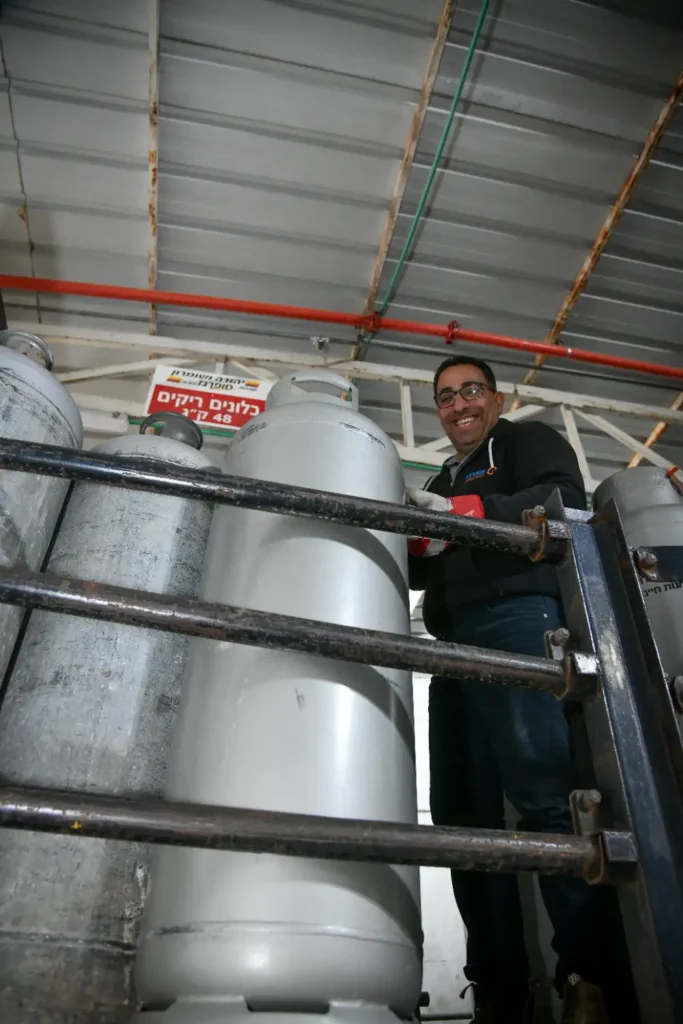 עובד עם בלוני גז