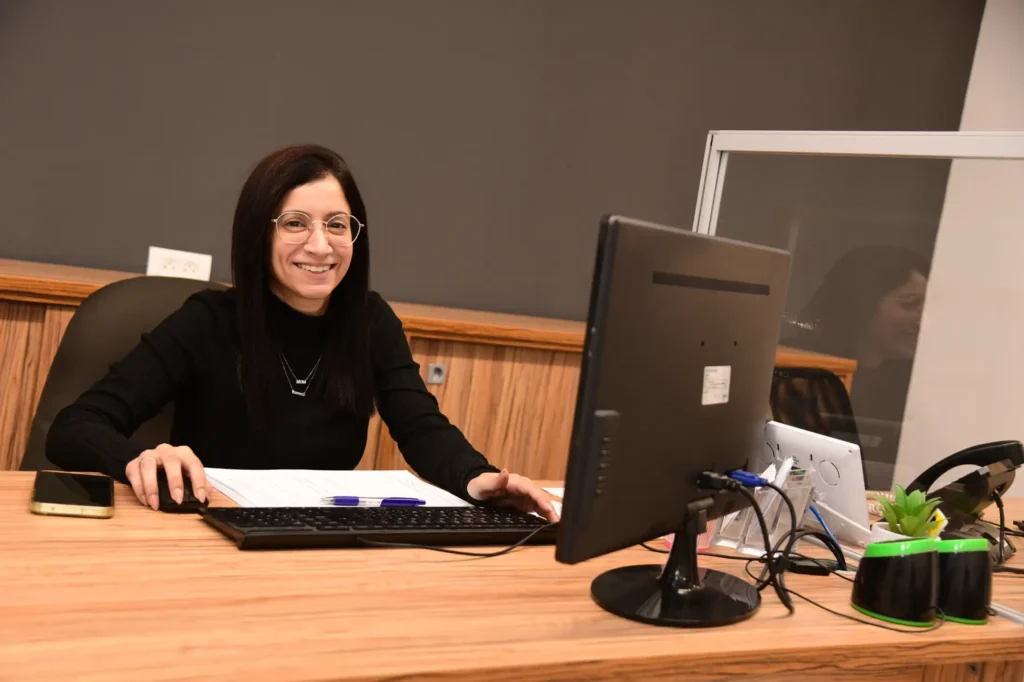 עובדת משרד בסופרגז